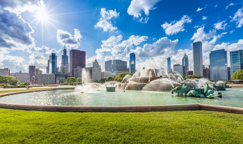 buckingham fountain in chicago on a sunny day