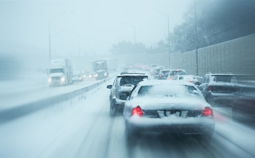 congested traffic on a snowy chicago day