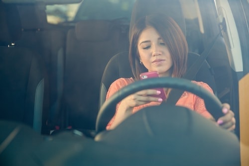 woman texting and driving